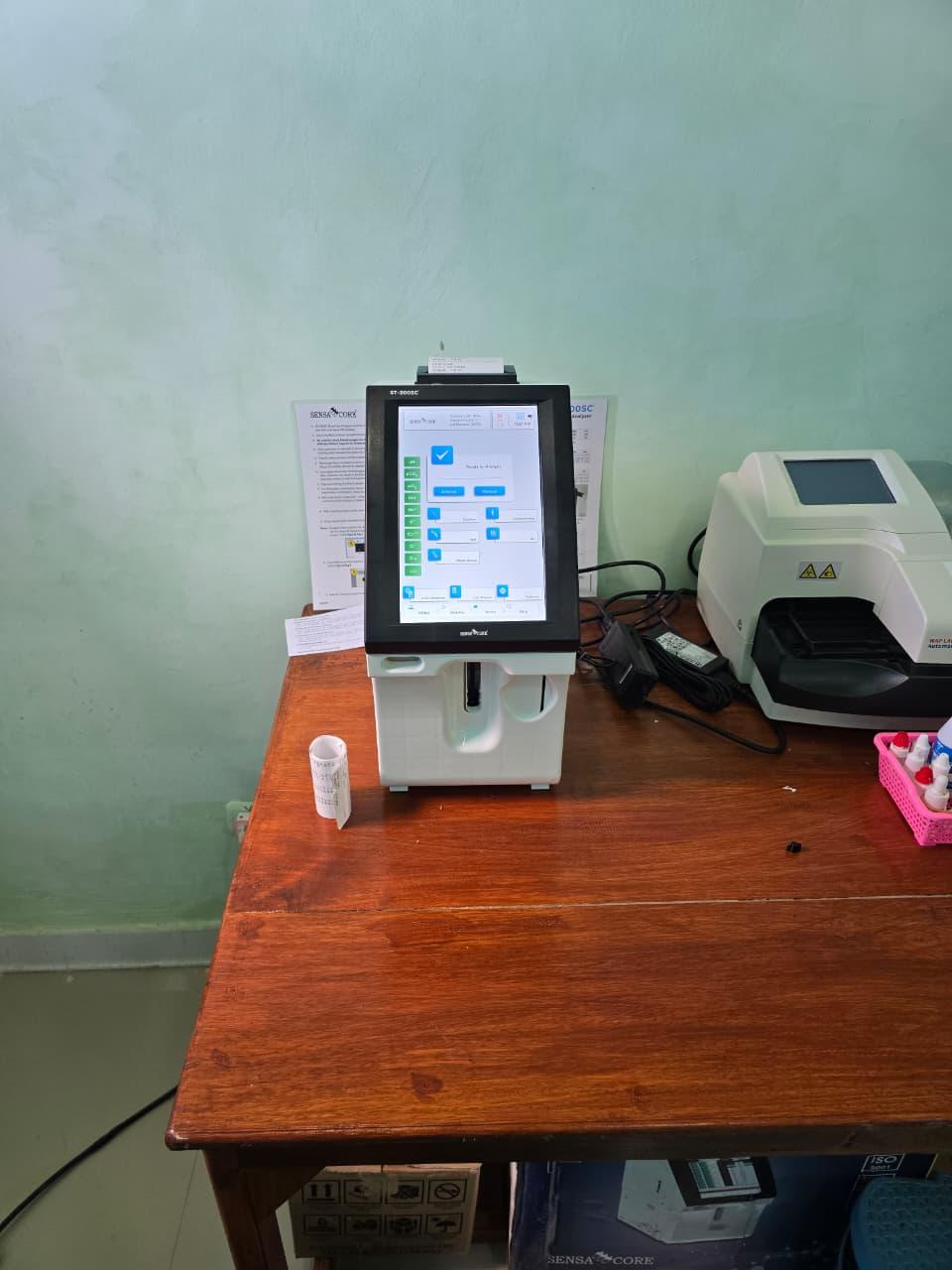 Instalasi dan Training Alat Blood Gas Elektrolit Analyzer merk Sensacore ST-200 di Rumah Sakit Pratama Watunggong - Foto 2
