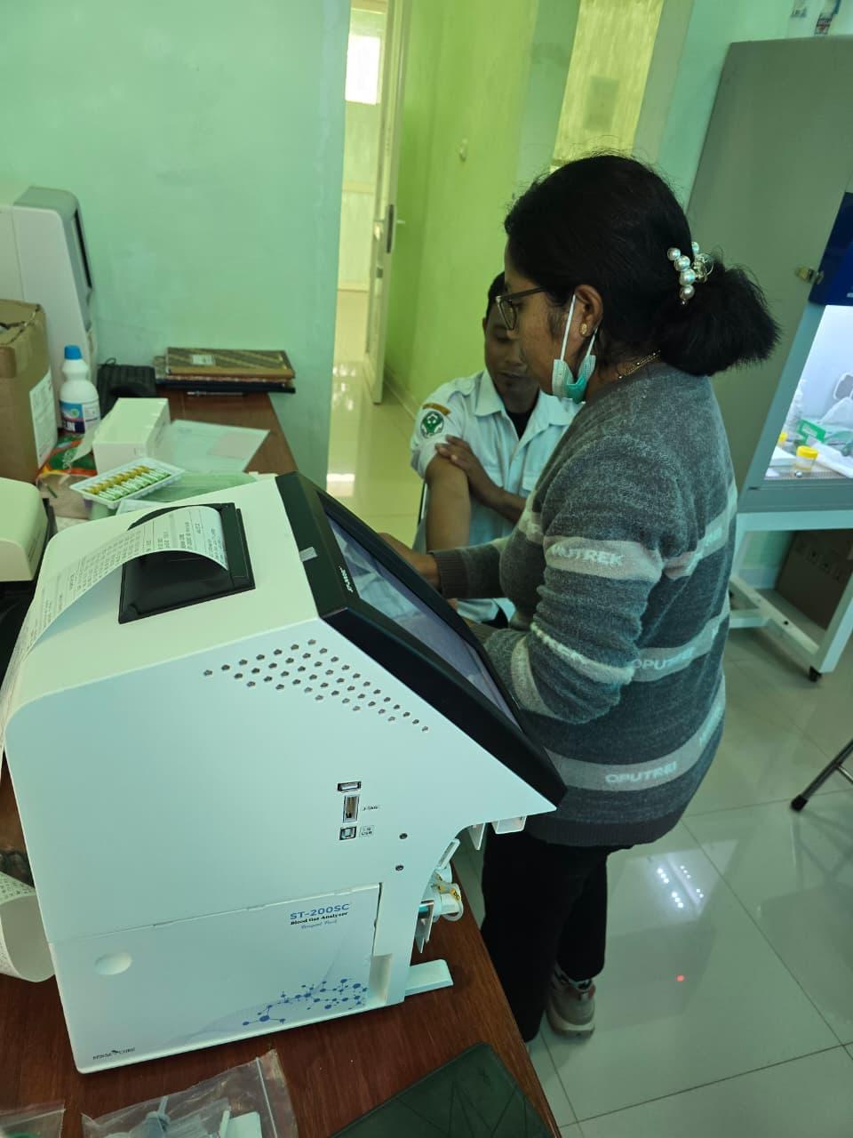 Instalasi dan Training Alat Blood Gas Elektrolit Analyzer merk Sensacore ST-200 di Rumah Sakit Pratama Watunggong - Foto 3