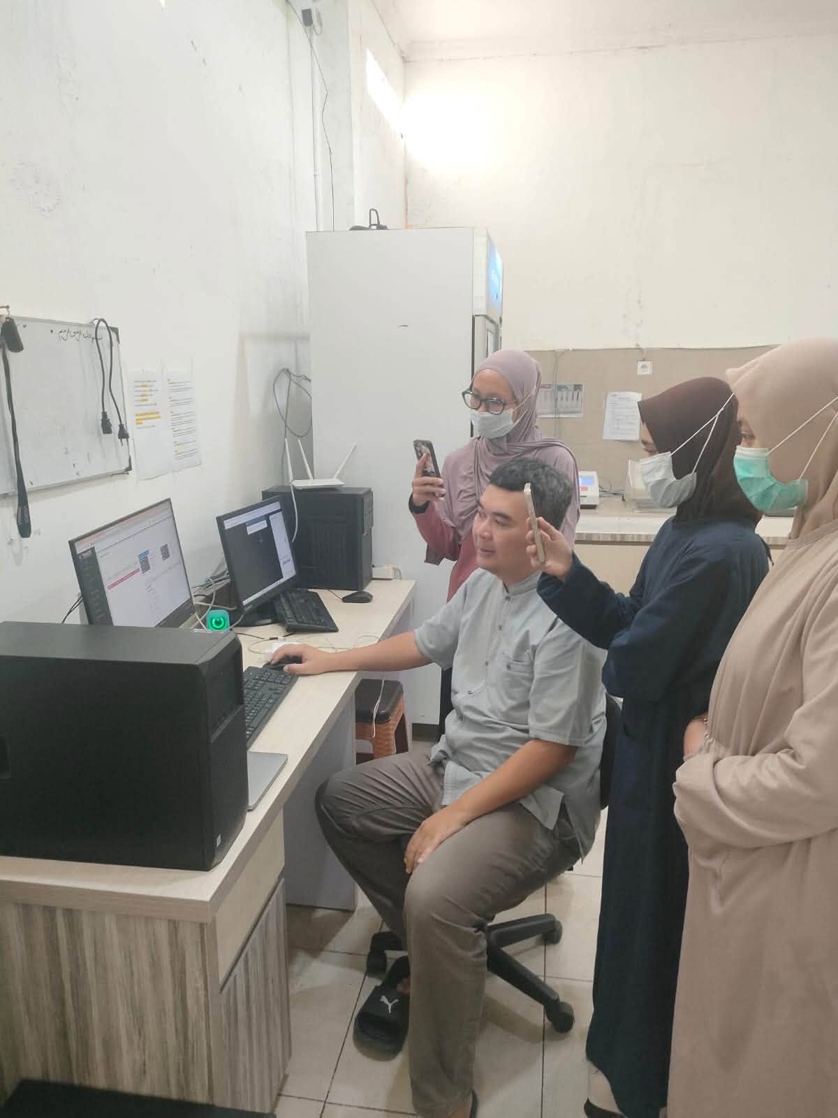 Instalasi dan Training Penggunaan TerasLIS  Laboratory Information System di Laboratorium Klinik Sekata Batu Kajang Kalimantan - Foto 3